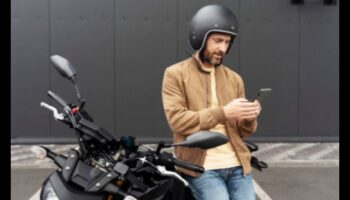 الركوب بأناقة: فن أزياء وإكسسوارات الدراجات النارية