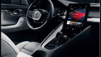 رحلة مرئية: شاشات العرض والإلكترونيات المتقدمة للترفيه داخل السيارة